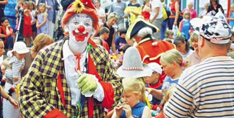 Clown entertaining children at St Peter Port Town Carnival