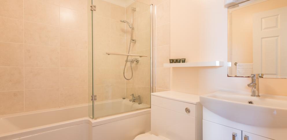 Bathroom in superior cottage - Ellingham Self-Catering Cottages