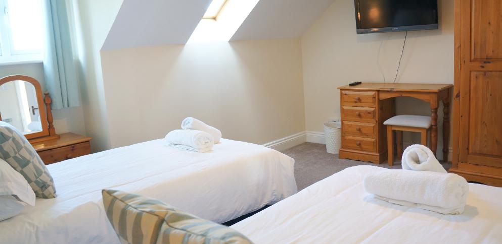 Twin bedroom in superior garden cottage - Ellingham Self-Catering Cottages