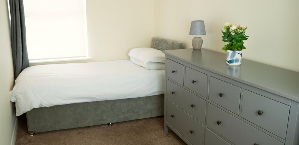 bedroom with single bed and chest of drawers